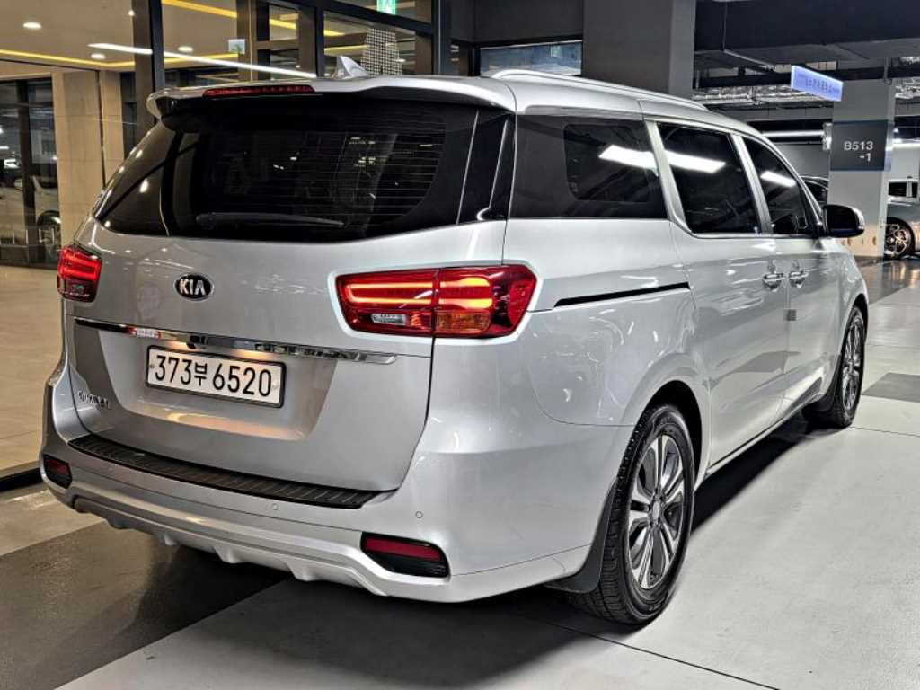 KIA Carnival - Vista 5