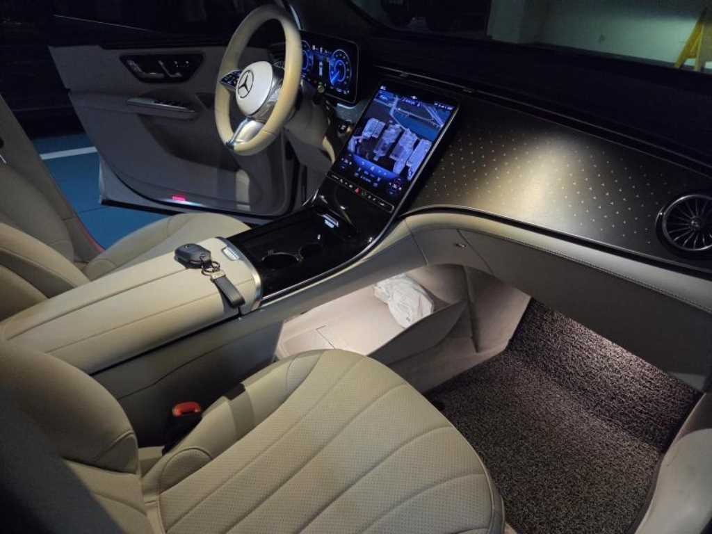 Mercedes Benz EQE - Vista 7