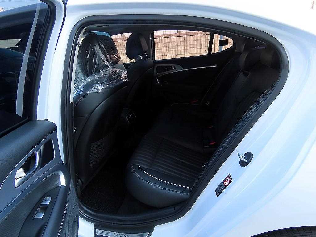 Genesis G70 - Vista 5