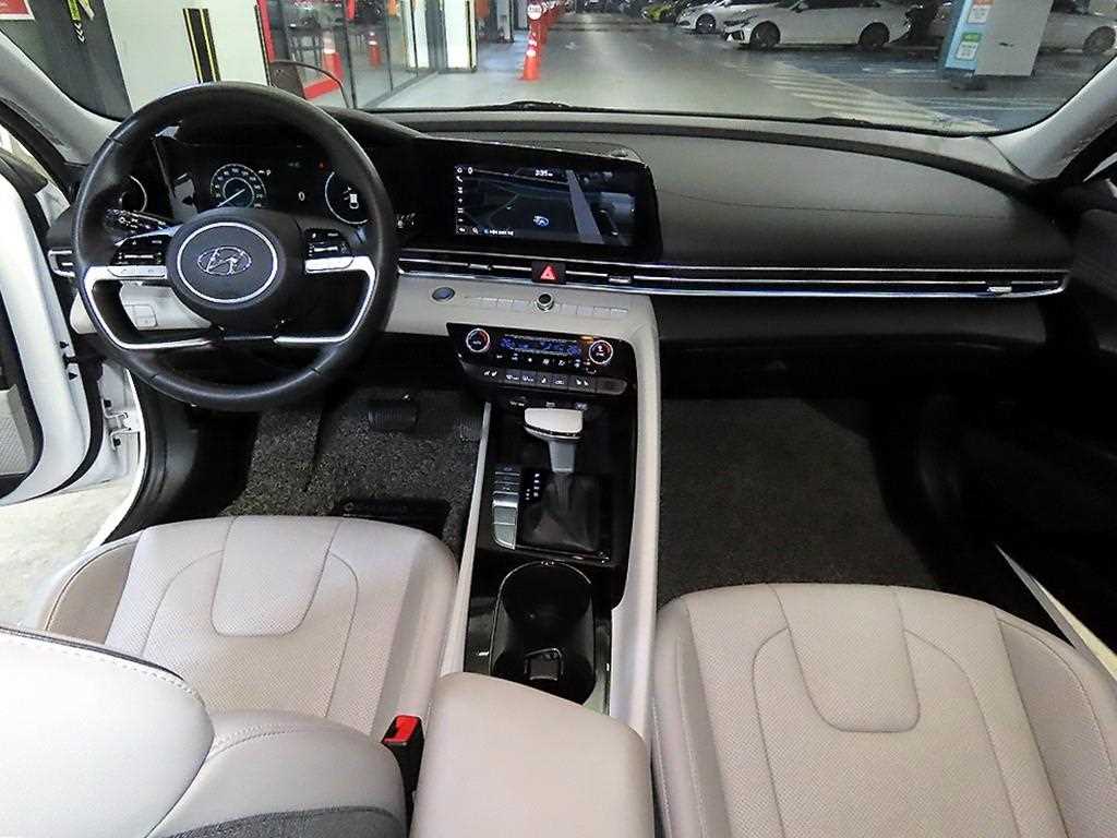 HYUNDAI Avante - Vista 10