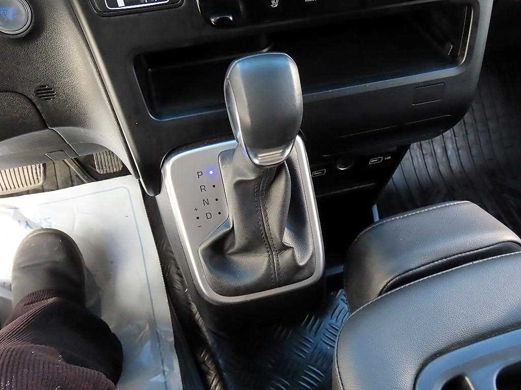 HYUNDAI Staria - Vista 11