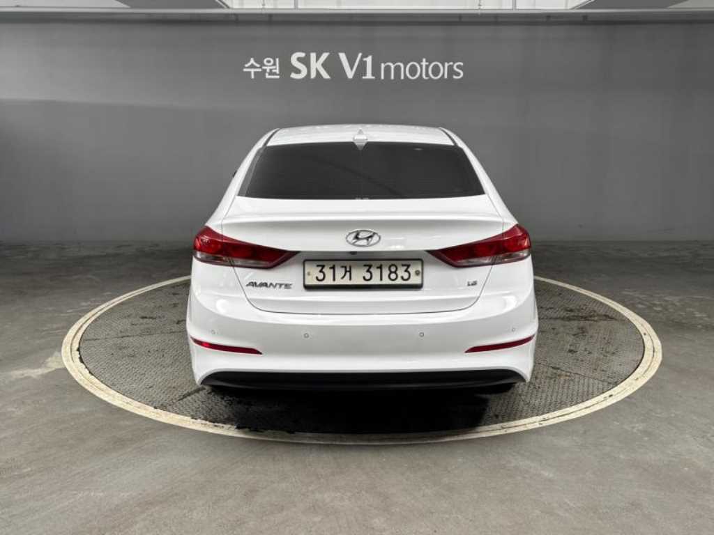 HYUNDAI Avante - Vista 5