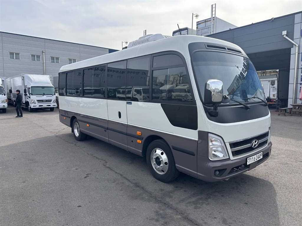 medium and large bus Hyundai bus - Vista 8