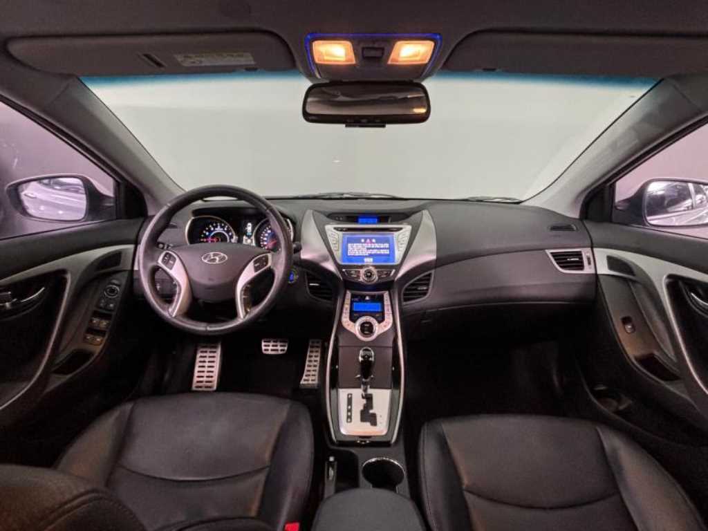 HYUNDAI Avante - Vista 5