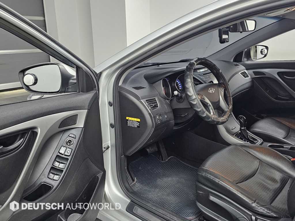 HYUNDAI Avante - Vista 11