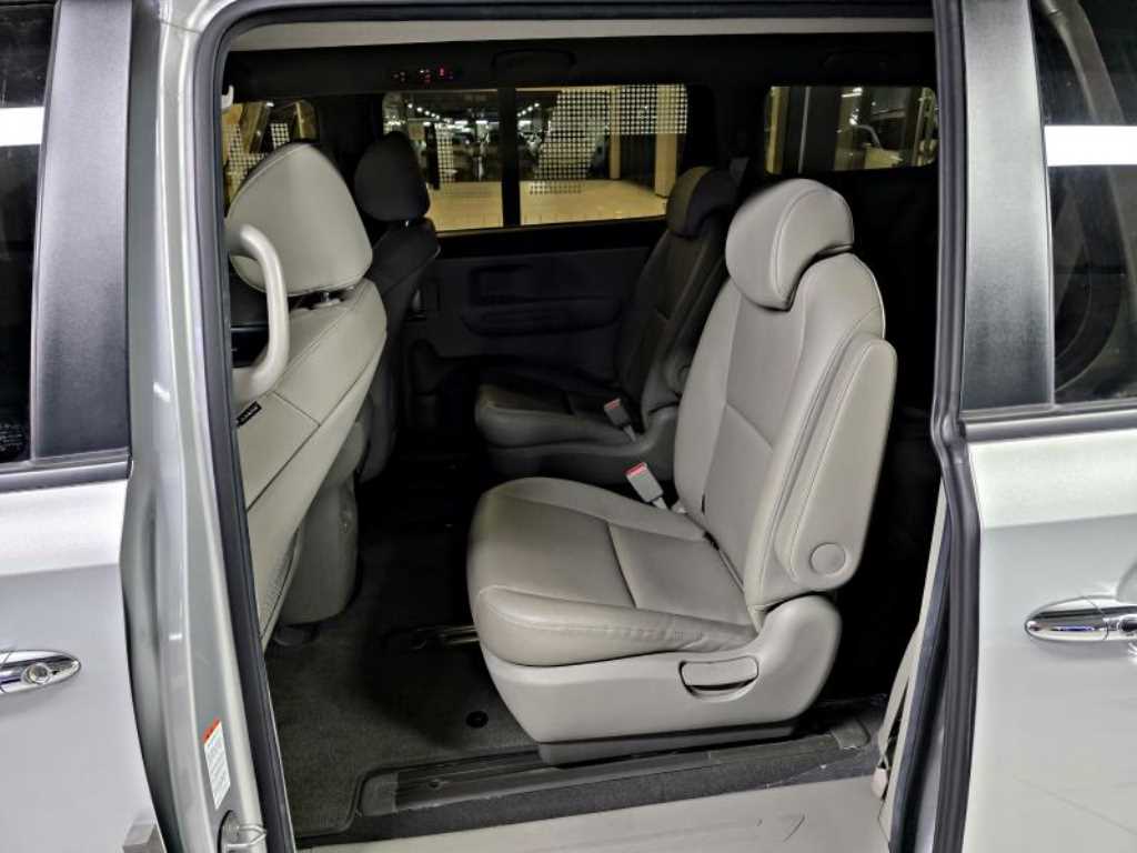 KIA Carnival - Vista 8
