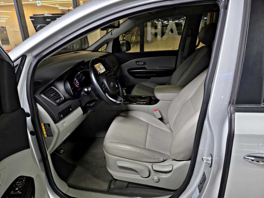 KIA Carnival - Vista 7