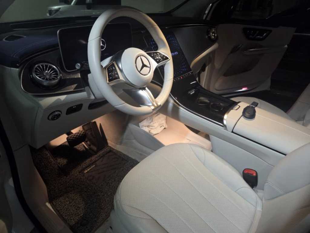 Mercedes Benz EQE - Vista 8