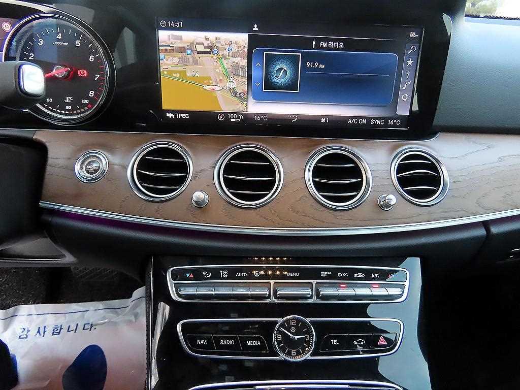 Mercedes Benz E class - Vista 12