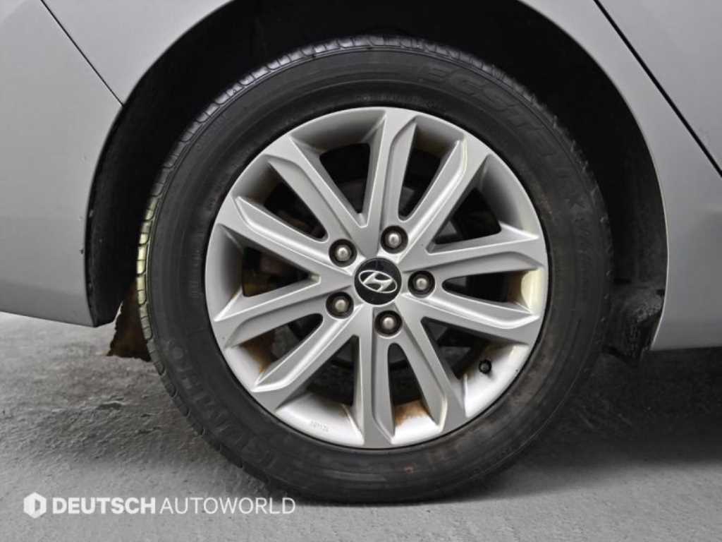 HYUNDAI Avante - Vista 5