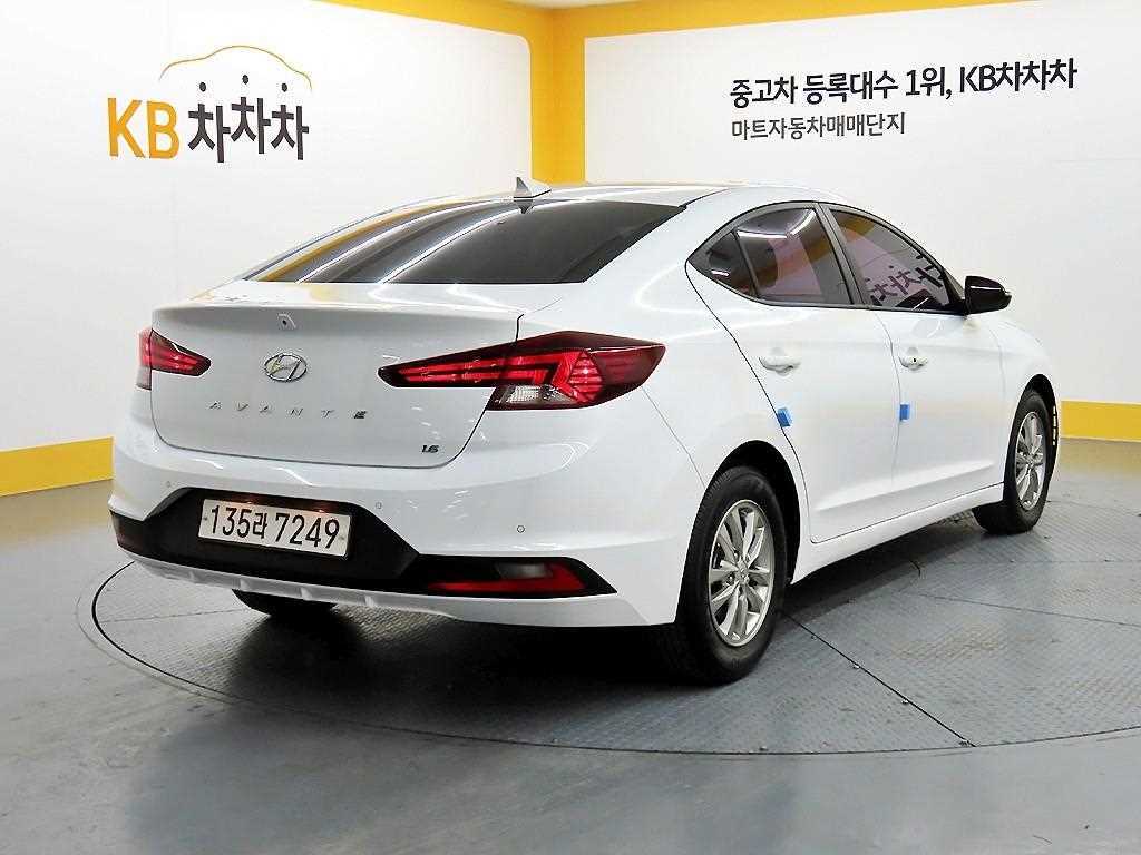 HYUNDAI Avante - Vista 4