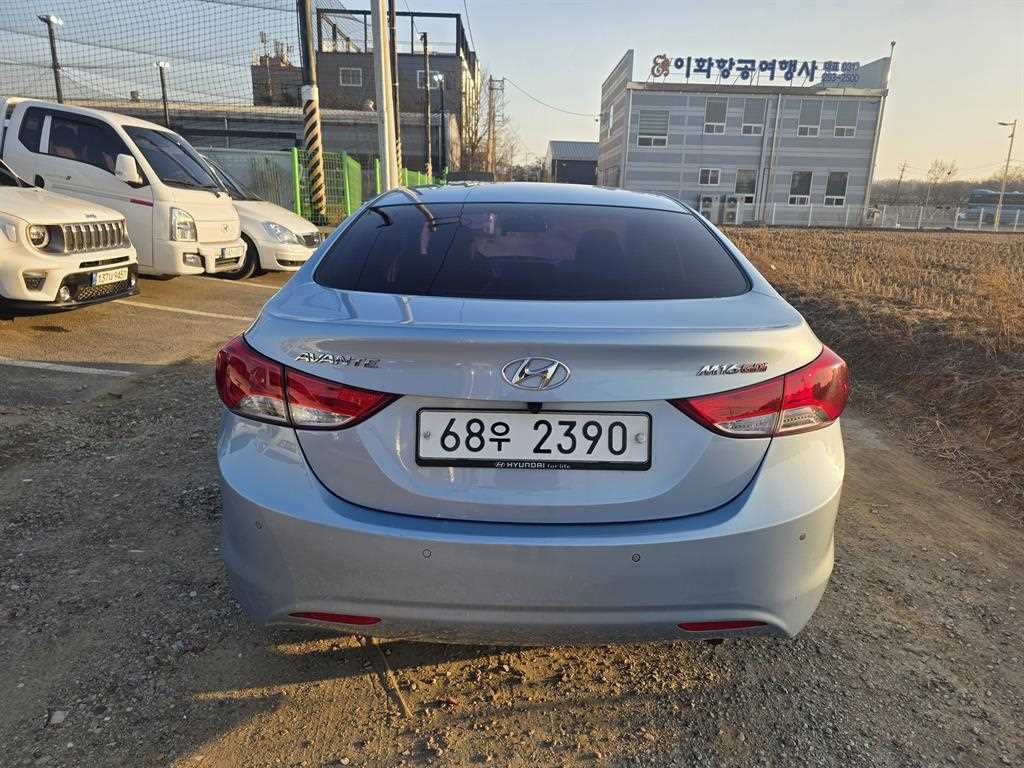 HYUNDAI Avante - Vista 4