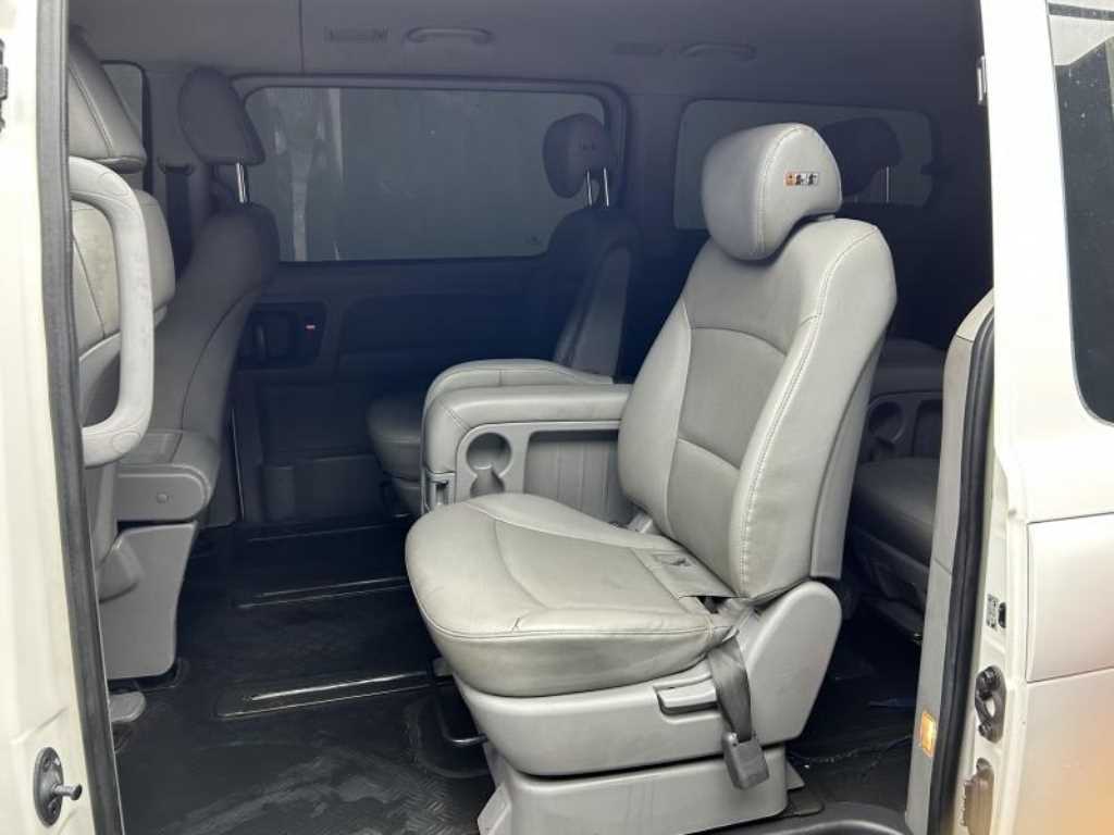 HYUNDAI Starex - Vista 7