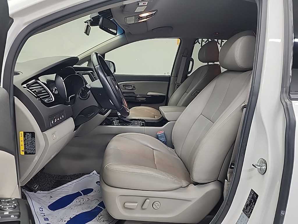 KIA Carnival - Vista 11