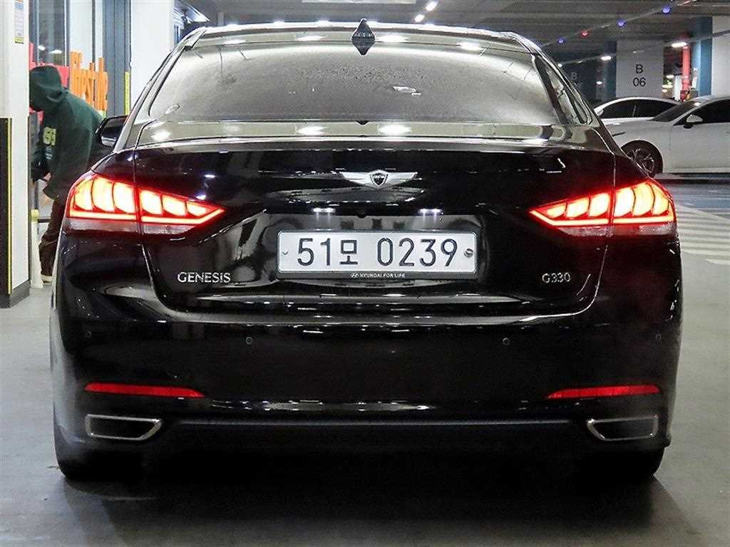 HYUNDAI Genesis - Vista 5