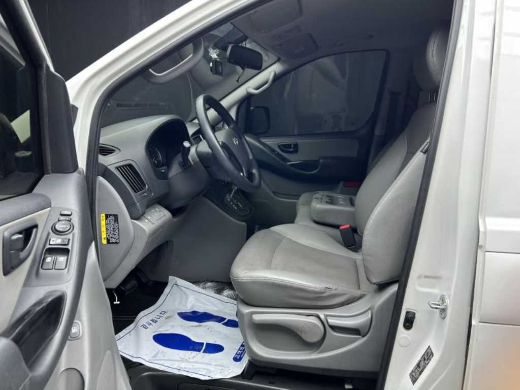 HYUNDAI Starex - Vista 6