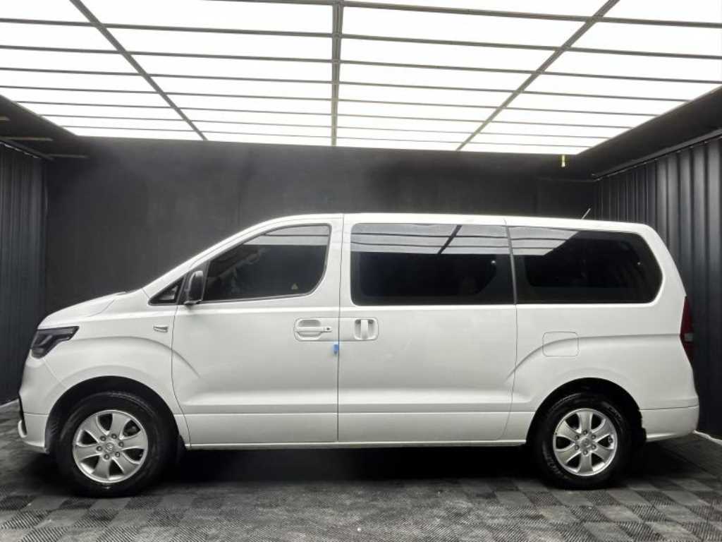 HYUNDAI Starex - Vista 3