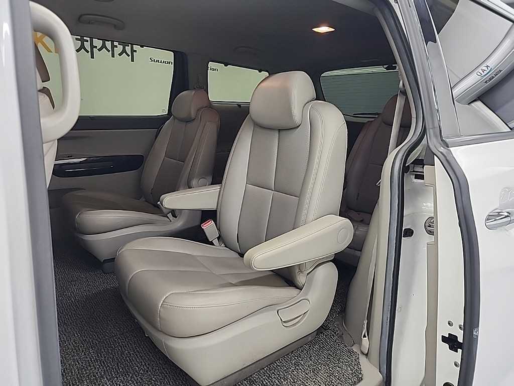 KIA Carnival - Vista 12