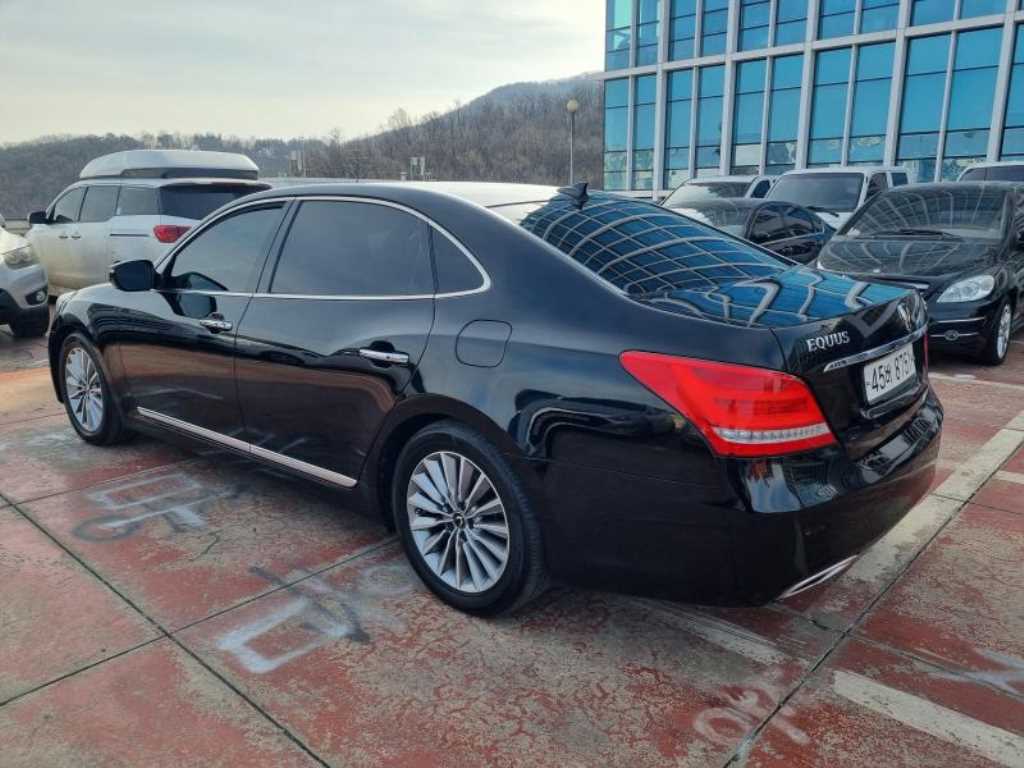 HYUNDAI Equus - Vista 9