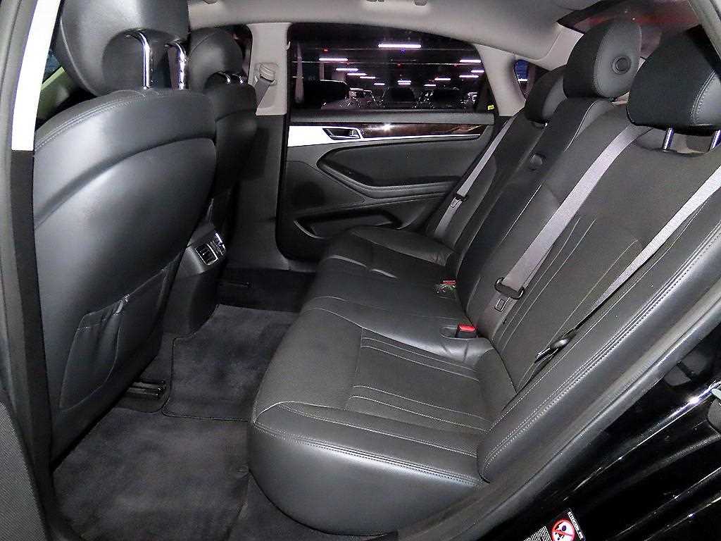 HYUNDAI Genesis - Vista 7