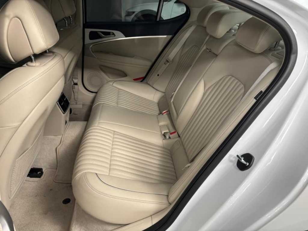 Genesis G70 - Vista 8