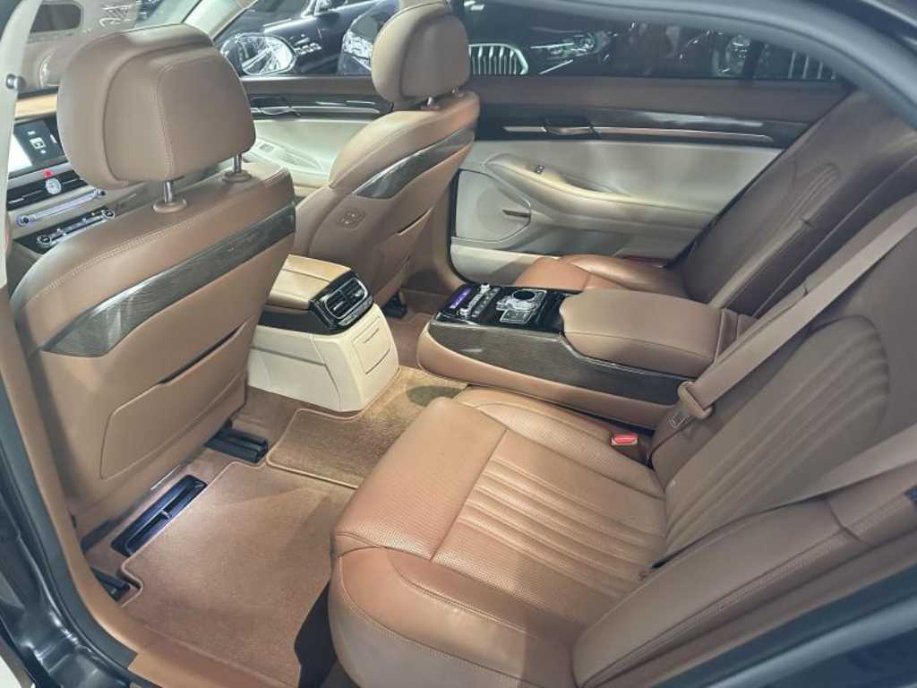 Genesis G90 - Vista 8