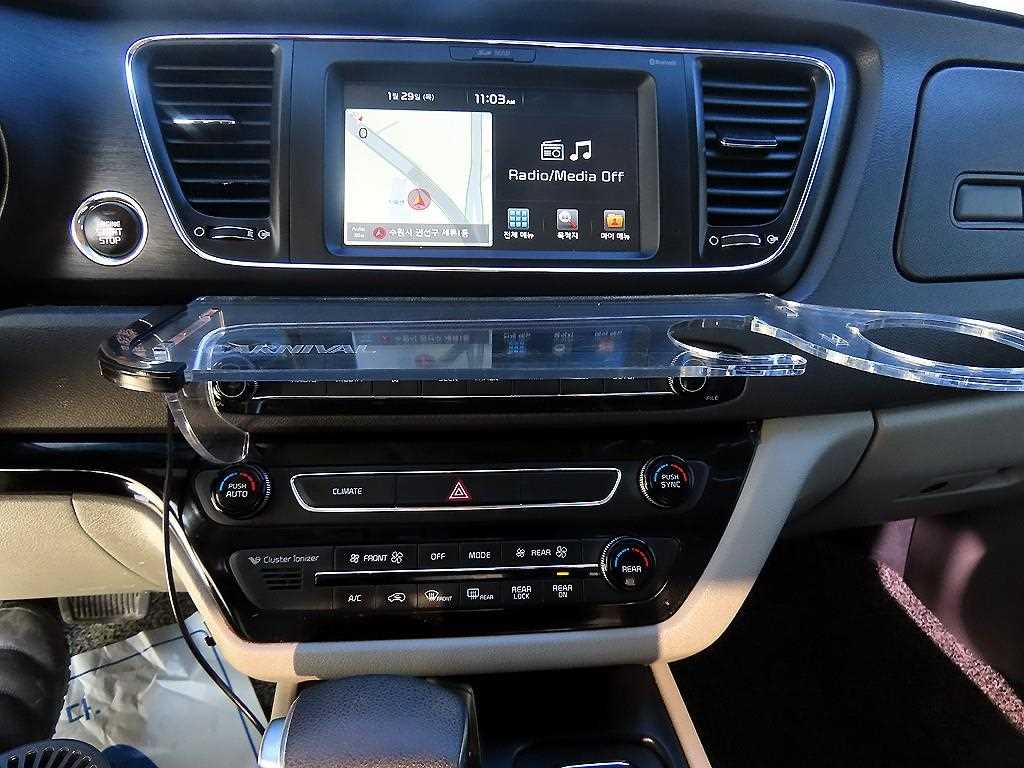 KIA Carnival - Vista 12
