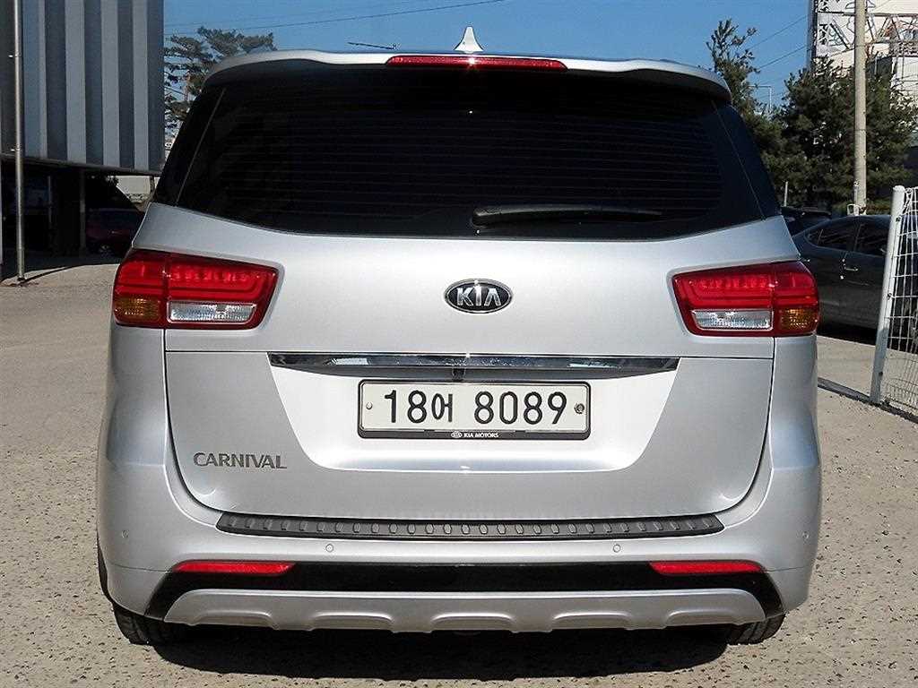 KIA Carnival - Vista 4