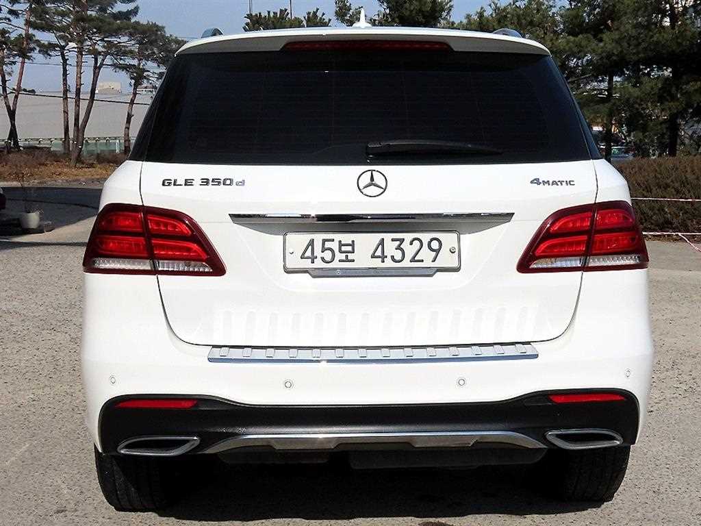 Mercedes Benz GLE Class - Vista 4