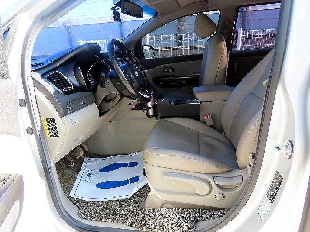 KIA Carnival - Vista 5