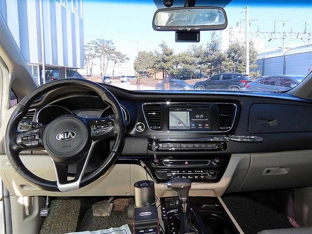 KIA Carnival - Vista 8