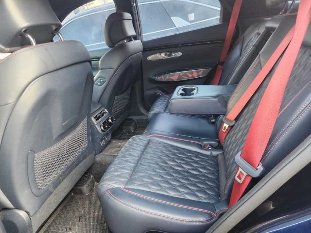 Genesis GV70 - Vista 8