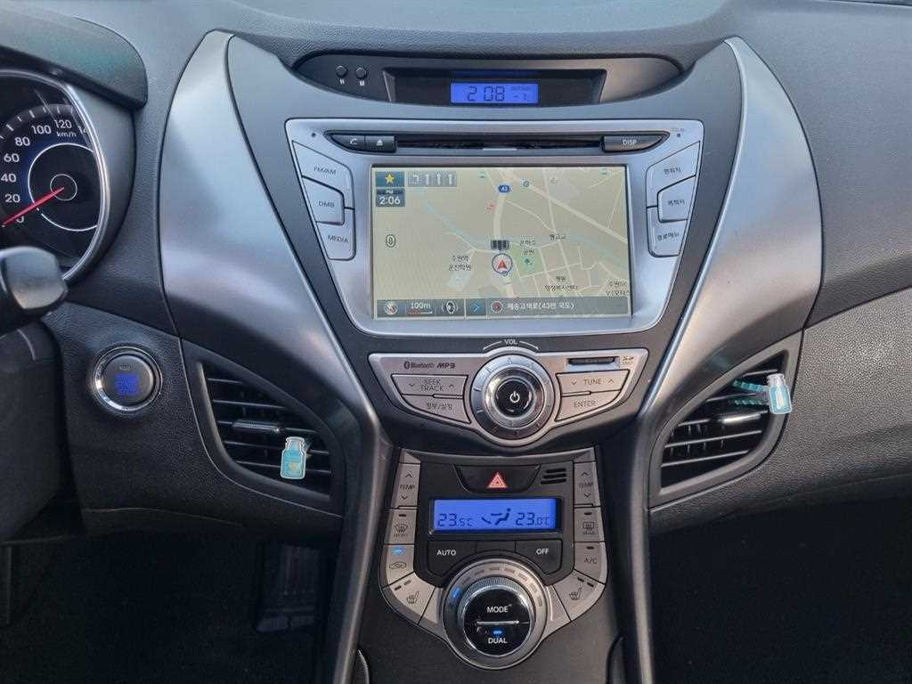 HYUNDAI Avante - Vista 5