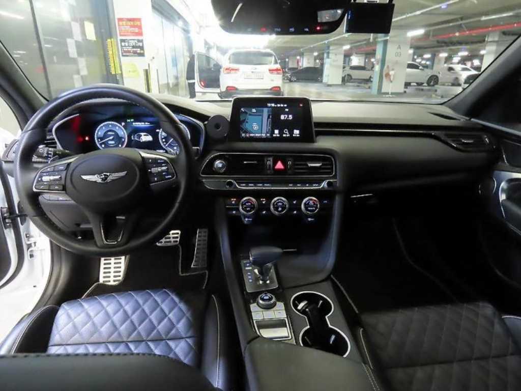 Genesis G70 - Vista 10