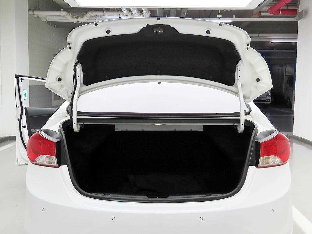 HYUNDAI Avante - Vista 5