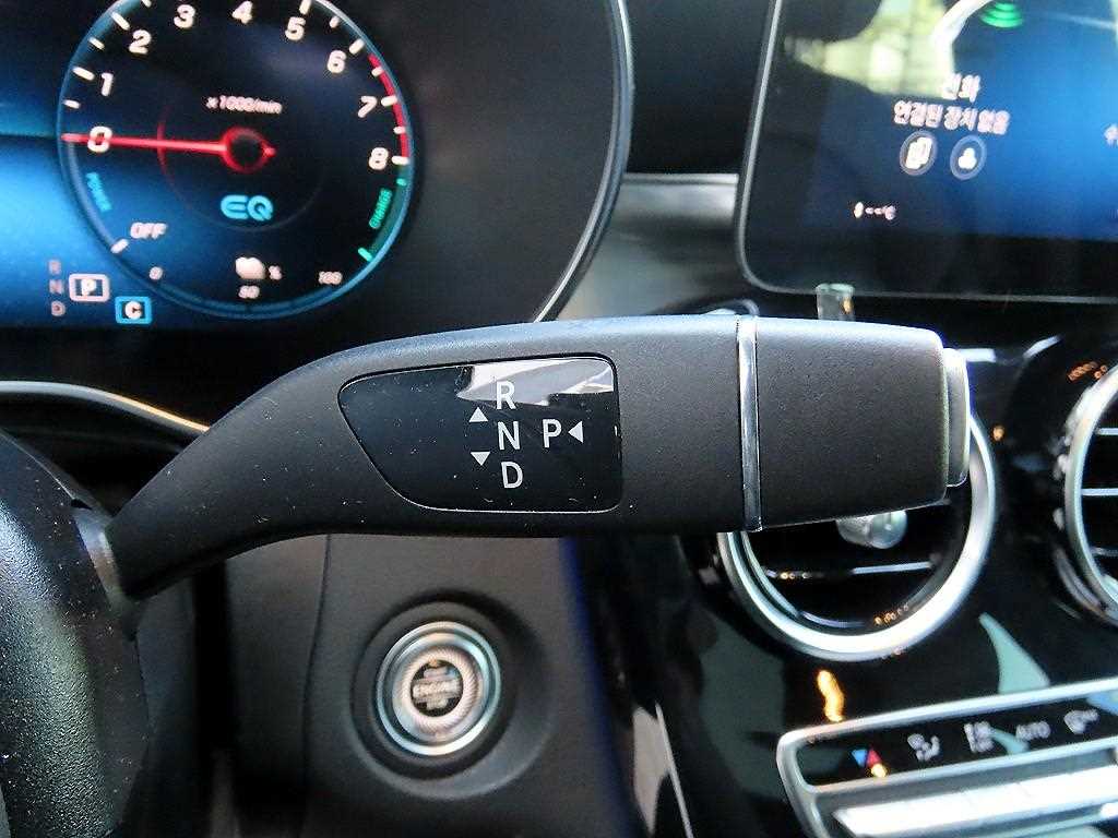 Mercedes Benz GLC Class - Vista 11