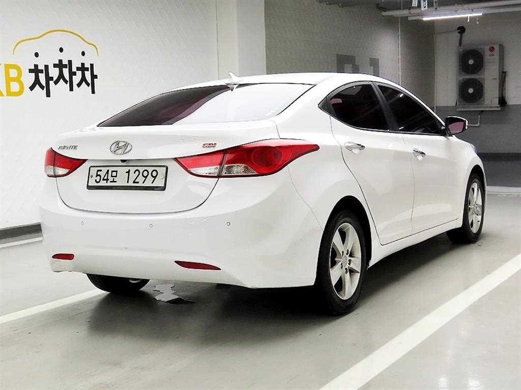 HYUNDAI Avante - Vista 4