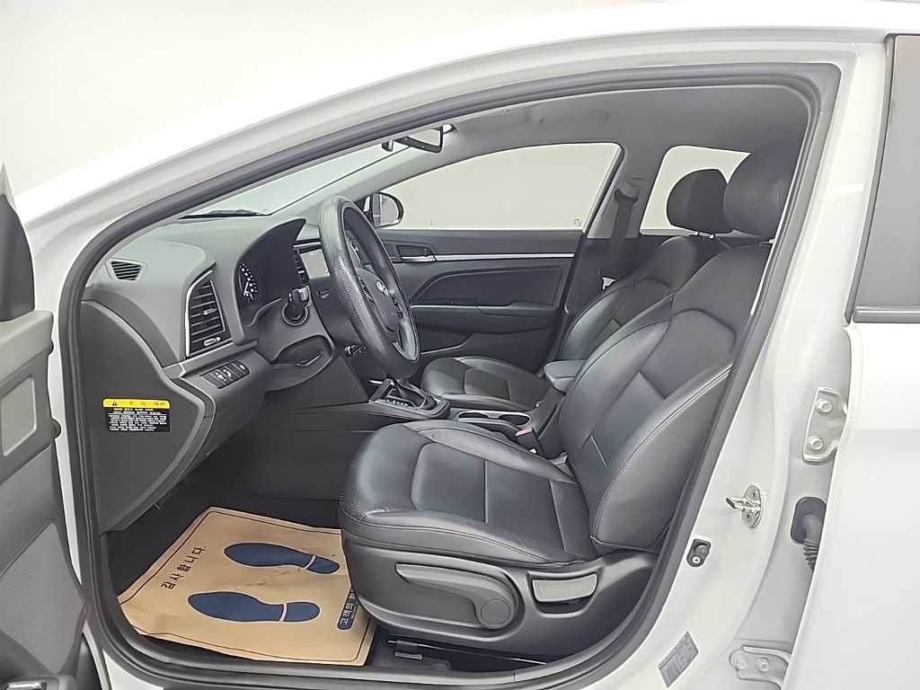 HYUNDAI Avante - Vista 11