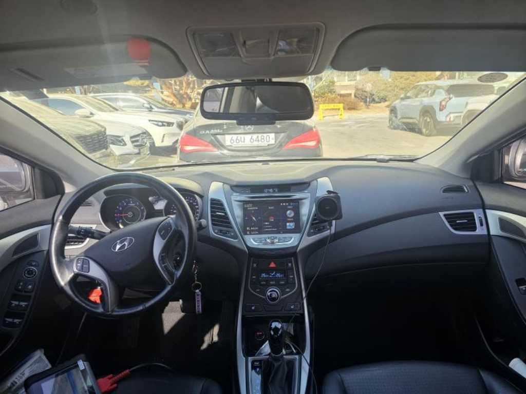 HYUNDAI Avante - Vista 11