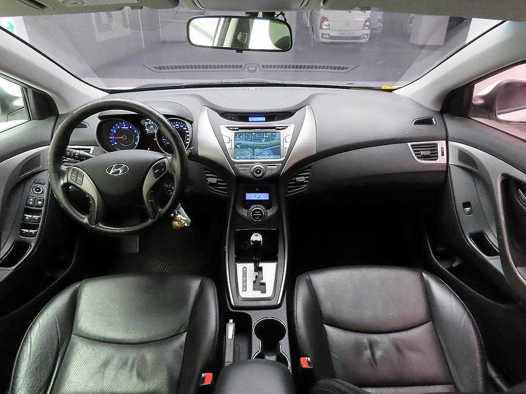 HYUNDAI Avante - Vista 8
