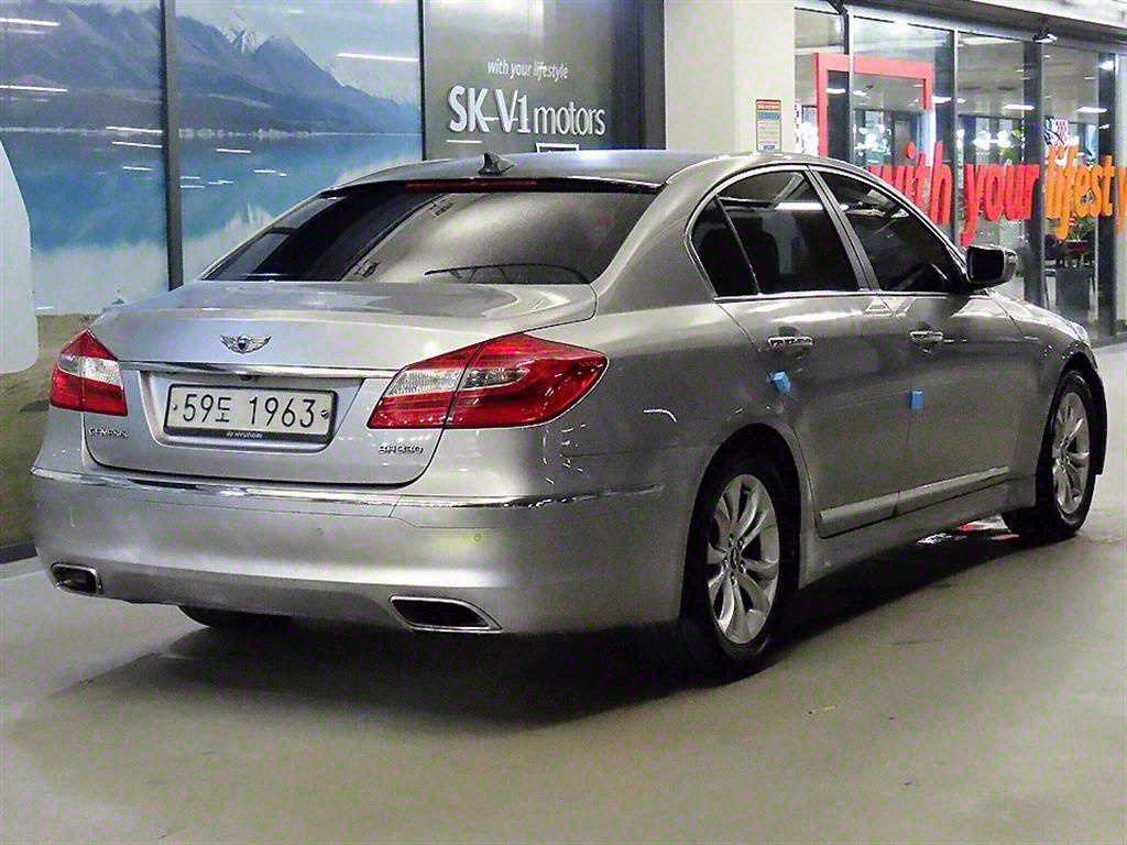 HYUNDAI Genesis - Vista 4