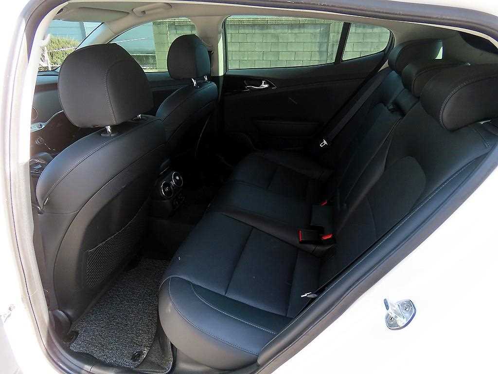 KIA Stinger - Vista 6