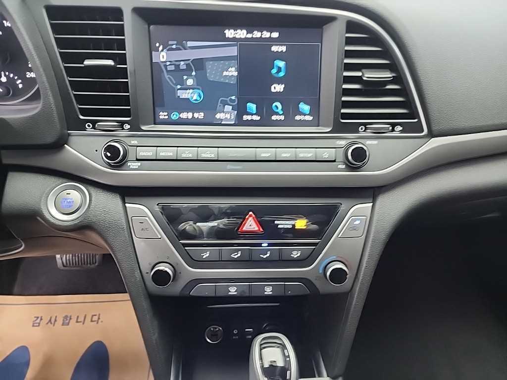 HYUNDAI Avante - Vista 10