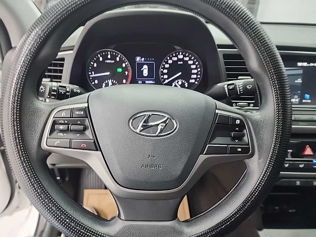 HYUNDAI Avante - Vista 9