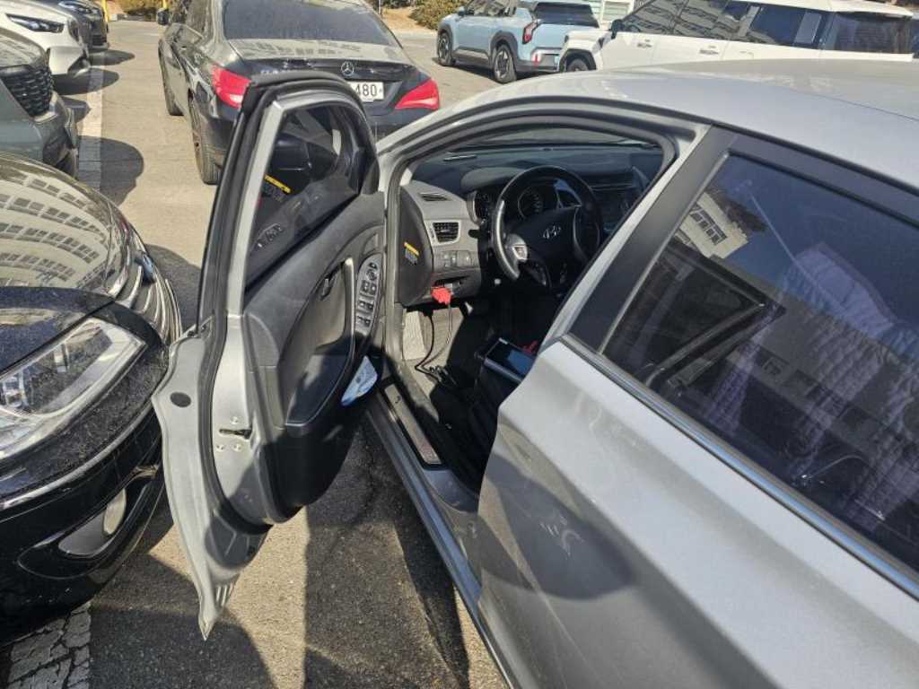 HYUNDAI Avante - Vista 6