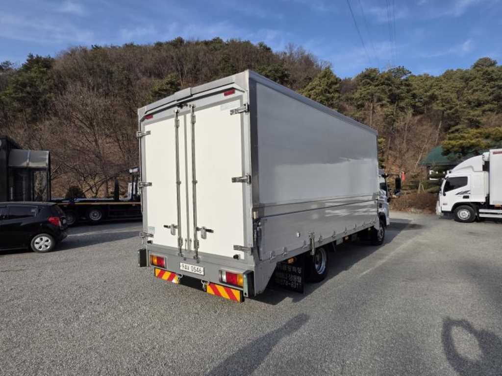 medium and large cargo truck - Vista 5