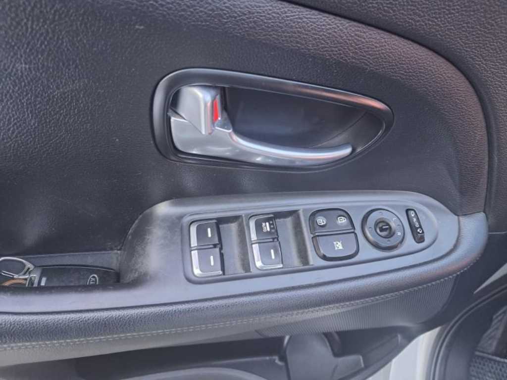 KIA Carens - Vista 8