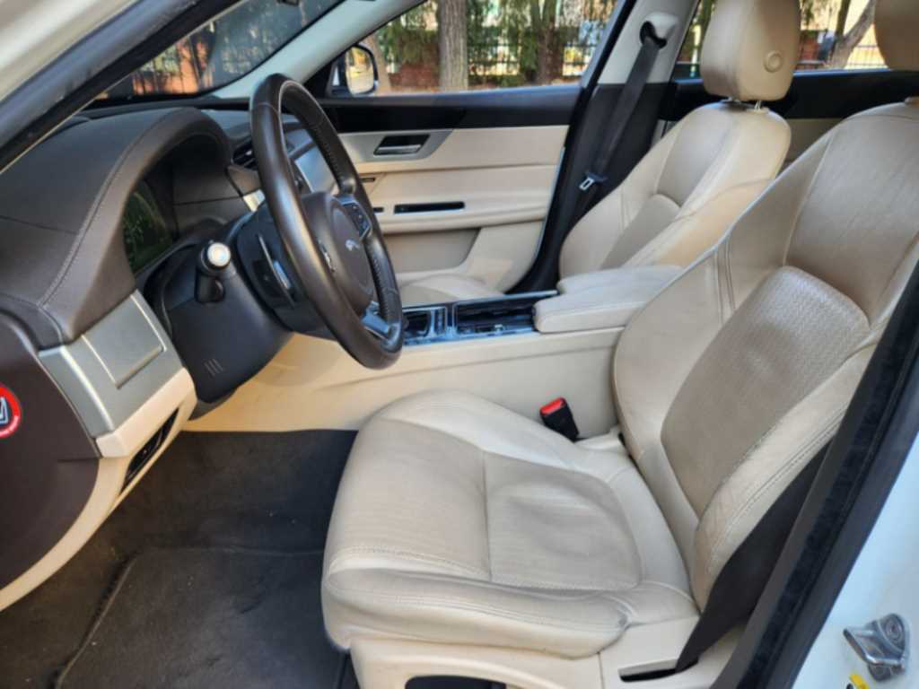 Jaguar XF - Vista 5