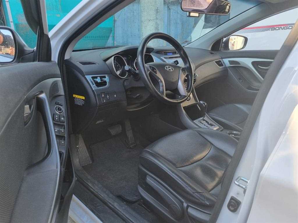 HYUNDAI Avante - Vista 9