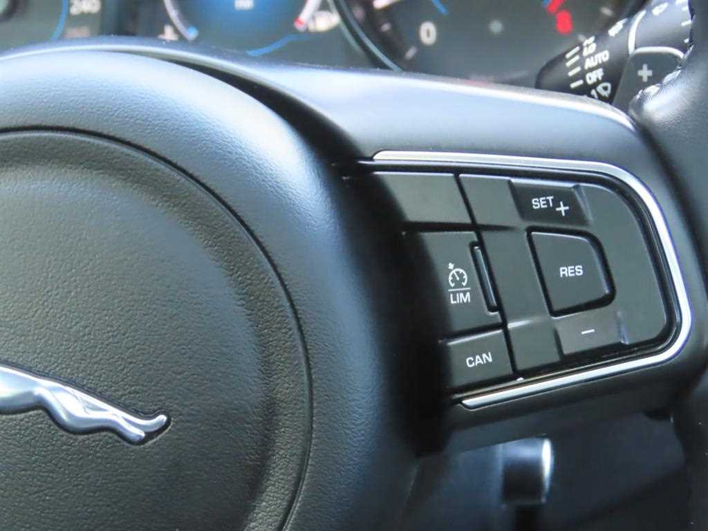 Jaguar XE - Vista 12